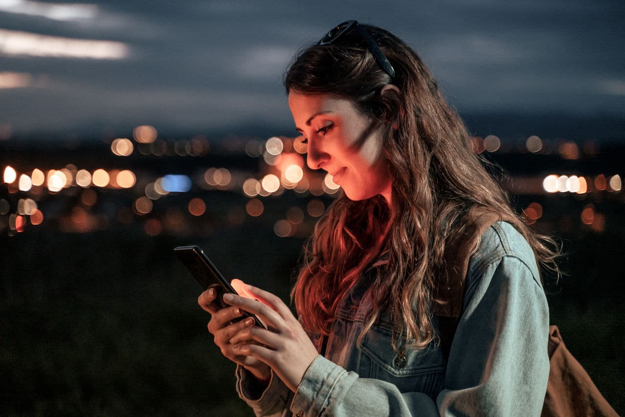 Kvinna med smartphone